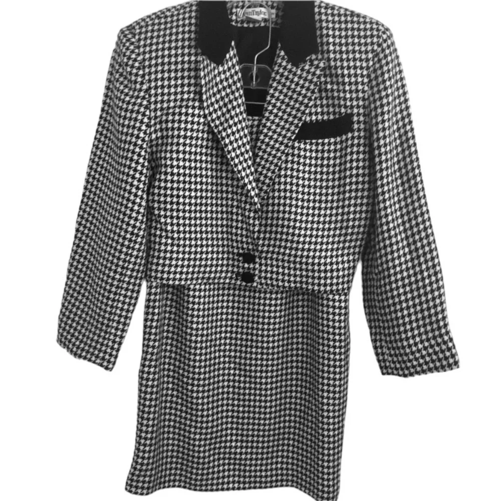 Ann Taylor 2PC Black/White Suit. Sz 2 - Picture 10 of 11